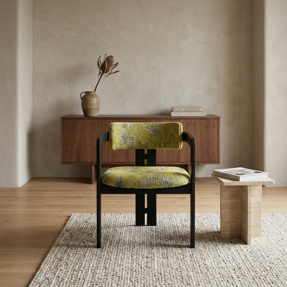 Chaise Lythora devant un buffet en noyer