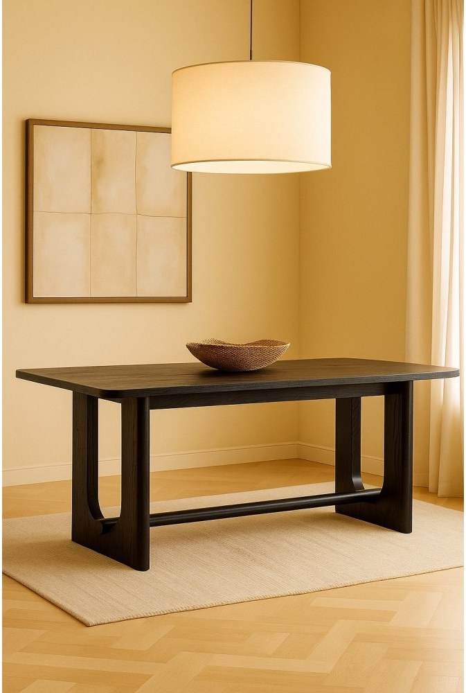Table de repas noire et chaises beiges sous une suspension